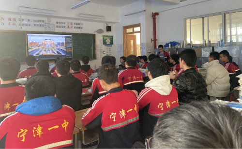 宁津一中的高中生正在观看直播.jpg