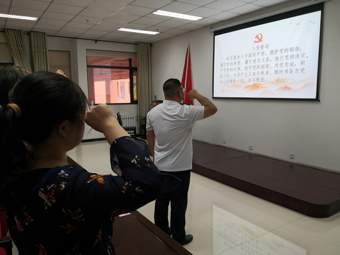ca248aa45f364507897106308624d72d.jpg 党委书记带领党员重温入党誓词_副本.jpg