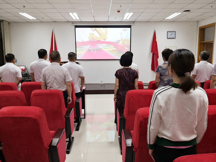 d30fe90111964e85afd87970383a06d6.jpg 农学院集体观看七一庆祝大会现场_副本.jpg