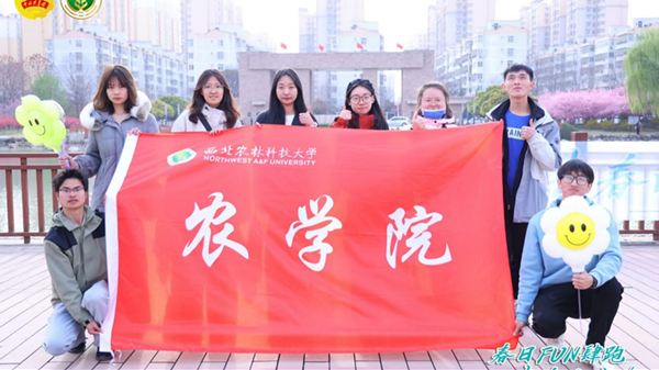 农学院沿游园路线跑步队伍合影_副本.png