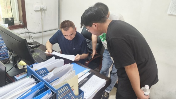 队员查阅农业产业档案资料_副本.png