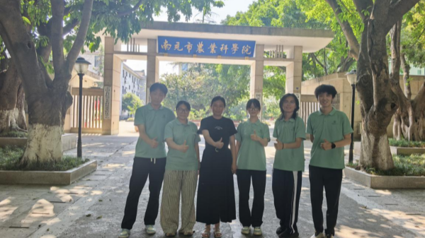 图 1 团队在曾召琼老师的带领下进入南充市农业科学院_副本.png