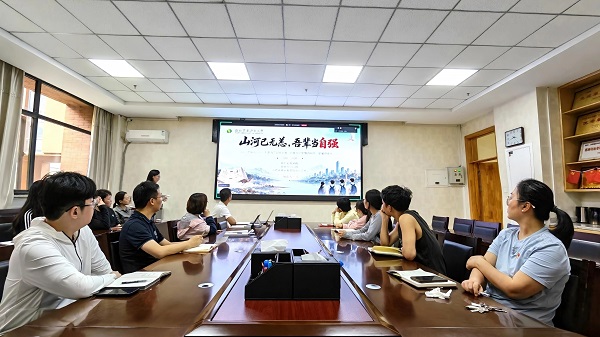 与会党员以史为鉴展望未来1.jpg