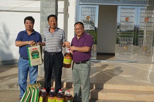 向育种基地工作人员送慰问品-.jpg