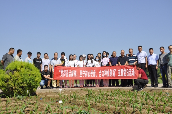 74f5ab4d8b434ebe85fbccfd28c017b4.jpg 在杨凌农作物试验站参观玉米品种审定试验.JPG