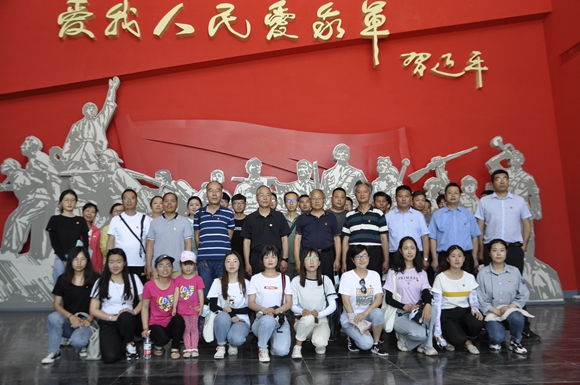a3468c29ad1f43eaaca087c349b37f92.jpg 在扶眉战役纪念馆合影.JPG