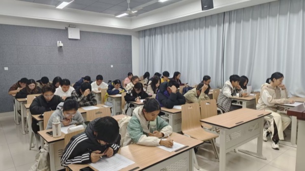 同学们正在认真阅读名著.jpg