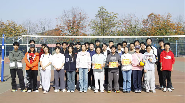 图为排球赛参赛人员合影_副本.png