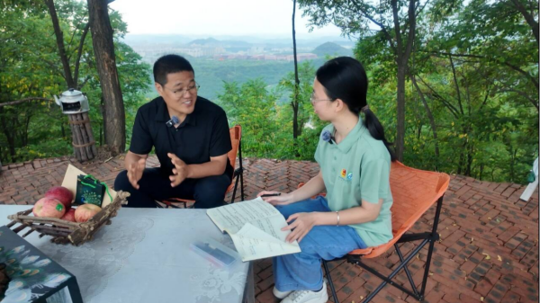 图为，实践队专访延安山地苹果园“延小果”品牌负责人胡老师，深入了解山地苹果种植管理与产业困境_副本.png